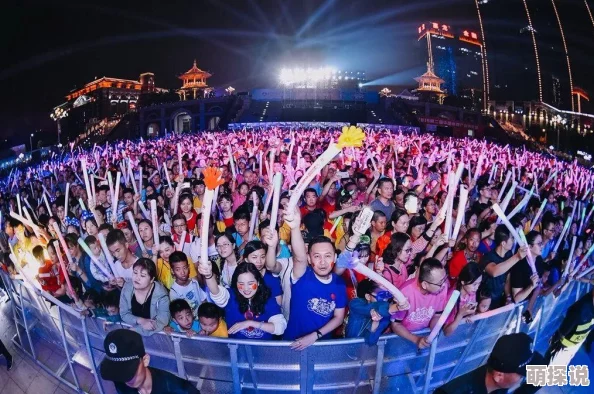 噜噜噜狠狠夜夜躁：震惊！某知名明星被曝深夜狂欢，现场混乱不堪引发众人围观，真相令人难以置信！