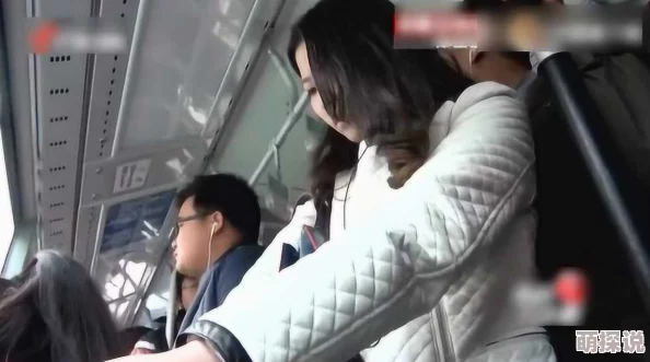 公交车上操美女，乘客目击惊人一幕，引发网络热议与讨论，背后真相令人深思！