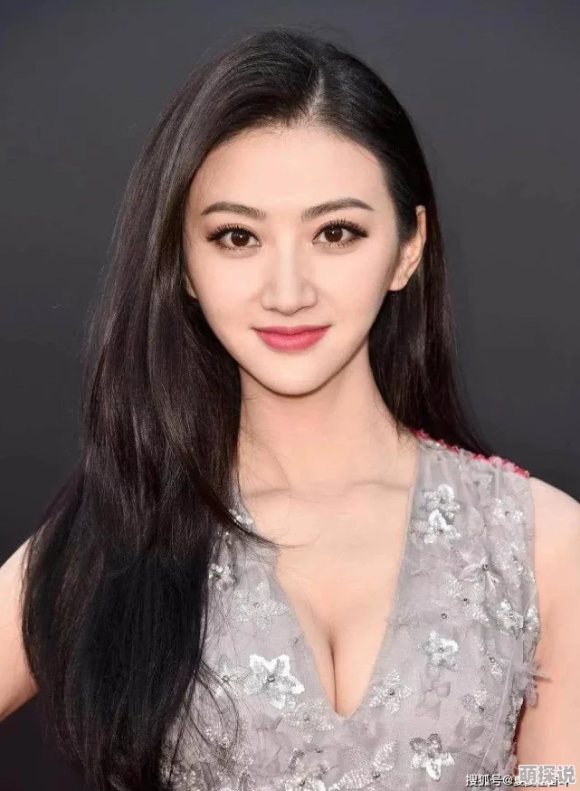 pnpny丨九色丨反差：某明星被曝与绯闻女友同框疑似恋情，网友热议两人关系是否超越友谊