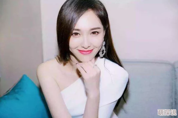 冲田杏梨绝版大尺度写真照引发热议，粉丝狂欢期待新作发布，社交媒体上讨论不断！