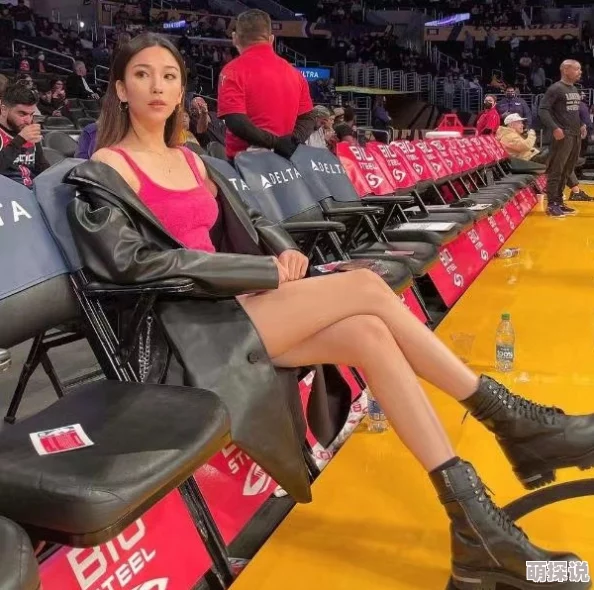 大胸美女：近日某知名模特因其独特身材引发热议，社交媒体上关于她的讨论持续升温，成为时尚界的新焦点