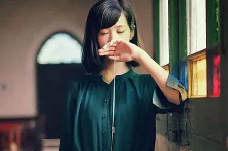 女仆扒开自己 让人进来，意外揭示了隐藏在背后的秘密与情感纠葛，引发热议和讨论