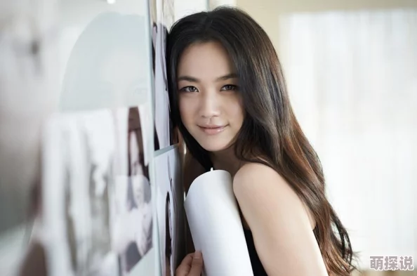 女仆扒开自己 让人进来，意外揭示了隐藏在背后的秘密与情感纠葛，引发热议和讨论