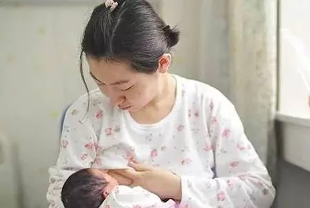 一小孩和妈妈一起生孩子不盖被子[黄]，温馨时刻带来的感动与震撼，亲情传递的温暖故事