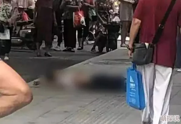 女生张开腿让男人捅，竟然引发全网热议，网友们纷纷表示无法接受这一行为的背后真相！