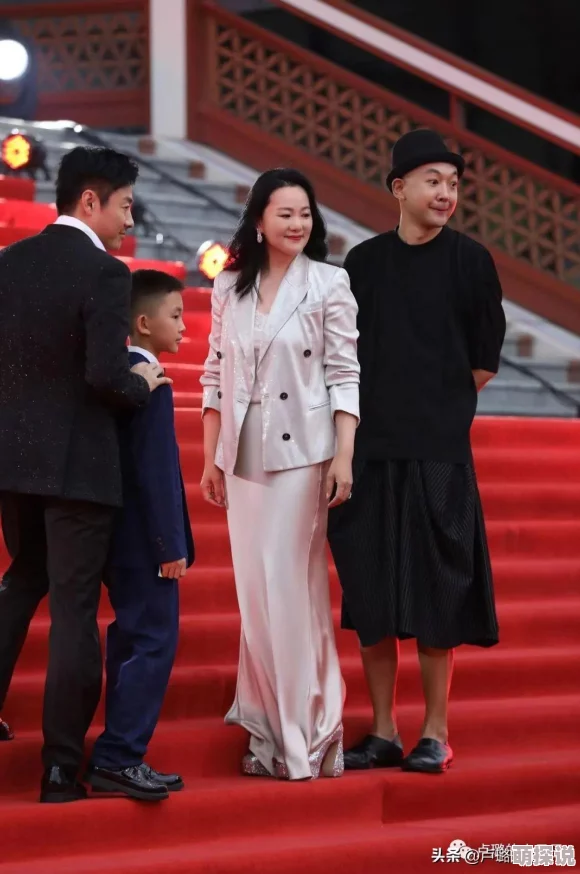 一同看0／1.win2022：某知名明星与富二代传绯闻，疑似情变引发粉丝热议