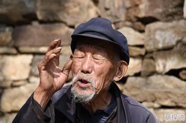 秃顶老头在公园里意外发现神秘宝藏，引发周围人群的热议与追捧，背后故事令人感慨万千！