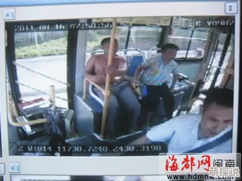 公交车上双乳被老汉揉搓玩弄，目击者称现场气氛尴尬不已，引发乘客们的强烈反应与讨论