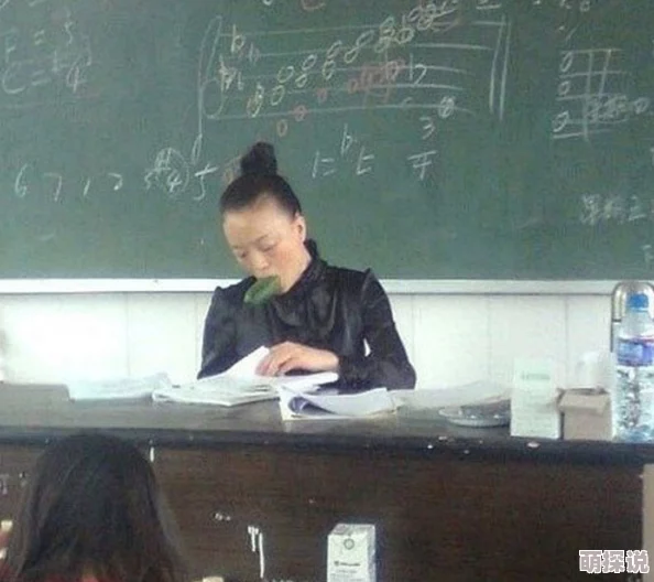 别揉我胸 啊 嗯上课呢作文：当课堂变成了意外的搞笑现场，老师和同学们的反应让人忍俊不禁