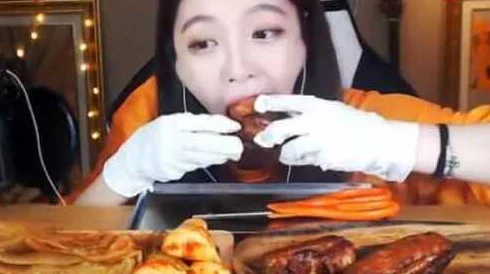 小玉肉伦疯狂肉体 粗喘娇吟视频引发热议，网友纷纷讨论其大胆表现与震撼场面！