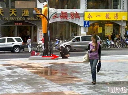 牛人近距离厕拍：近日，一位摄影爱好者在公共厕所内拍摄了一组引发热议的作品，挑战社会常规