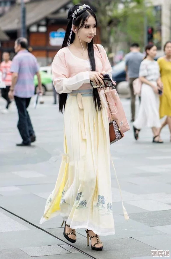 尾随白丝汉服美女，男子被捕引发热议，网友纷纷讨论社会安全与个人隐私问题！