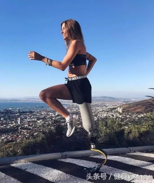 惊艳瞬间：美女脱去裤衩，展现完美身材与迷人曲线的诱惑时刻