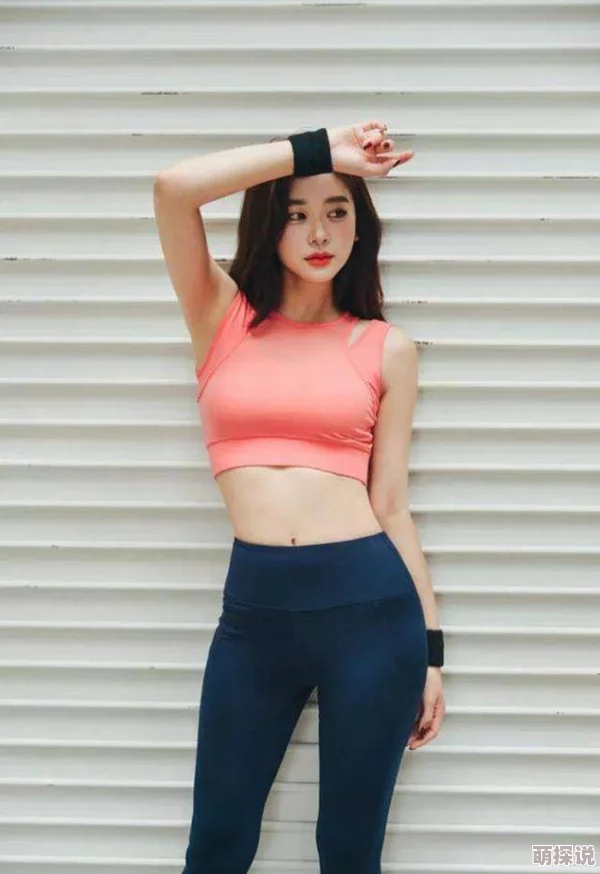 惊艳瞬间：美女脱去裤衩，展现完美身材与迷人曲线的诱惑时刻