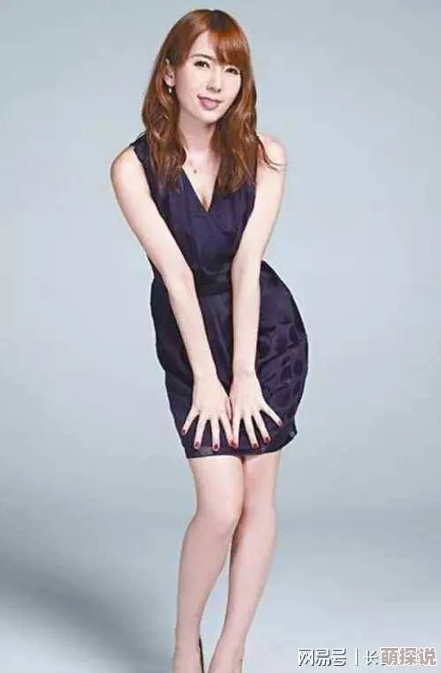 包臀裙女教师波多野结衣:最新动态曝光,时尚与职业完美结合,引发网友热议与关注 包臀裙女教师波多野结衣:最新动态曝光,时尚与职业完美结合,引发网友热议与关注