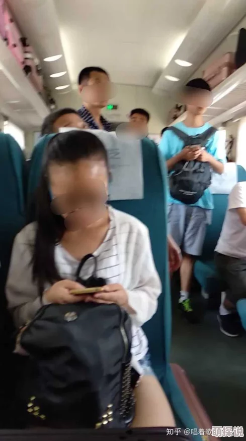 在火车上艳遇疯狂的做：乘客分享奇妙经历，意外邂逅引发热议，社交媒体上讨论不断