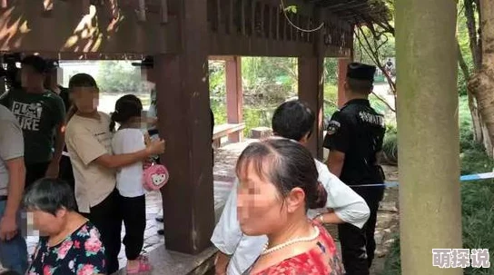 两个老妇女玩小男生，竟然在公园里引发围观，目击者惊呼：这场面太不可思议了！