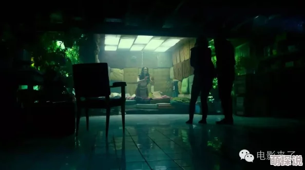 惊悚故事：一名年轻女子在公厕遭遇老头捆绑，揭开背后不为人知的秘密与阴谋