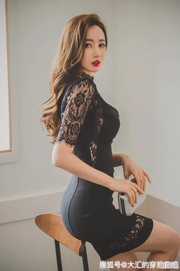 性感美女：最新时尚潮流引领者，展现独特魅力与自信风采，成为社交媒体上的热门话题和追捧对象