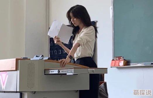 办公室被老师cao的合不拢腿，学生们纷纷围观，场面一度失控引发热议与讨论