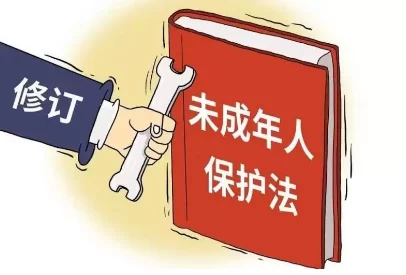 俄罗斯妈妈因孩子在学校遭欺凌而愤怒发声，呼吁社会关注校园暴力问题，引发广泛讨论与支持
