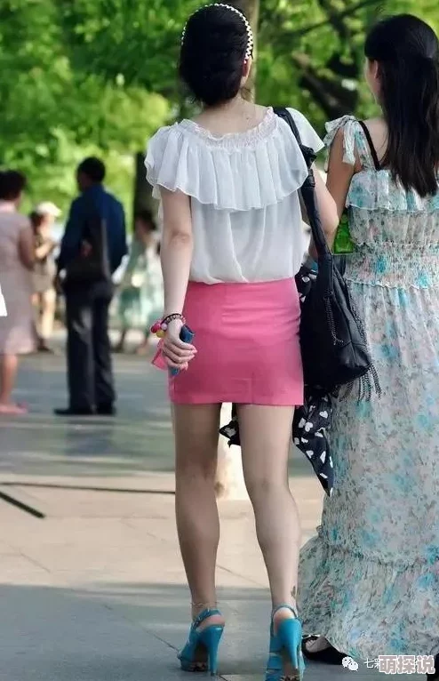 在浪漫的夜晚，撩起小裙子与她共舞，轻柔地扒下小内裤，感受那一瞬间的激情与温柔打屁股的快感