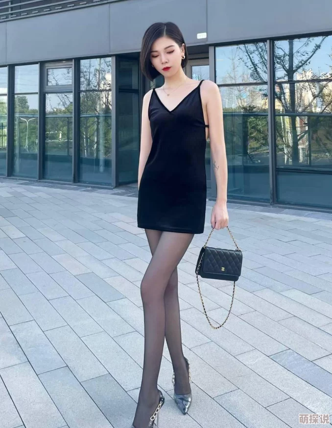 国产黑丝精品：新款上市，时尚潮流引领者，展现优雅与性感的完美结合，备受消费者青睐