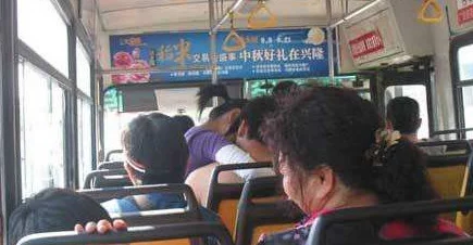 在公交车上被弄到高c亲亲抱抱，引发众人围观，现场气氛顿时火热，一场意外的萌动恋情诞生！