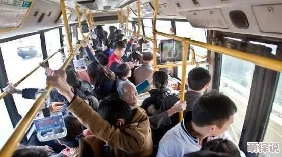 在公交车上被弄到高c亲亲抱抱，引发众人围观，现场气氛顿时火热，一场意外的萌动恋情诞生！
