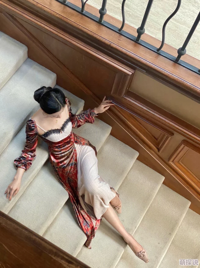 女侠美妇苏美斓趴伏承受，展现坚韧与柔情的完美结合