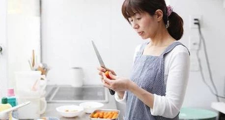 厨房从后面挺进李婷，这样的情节设定真是让人感到意外又好奇