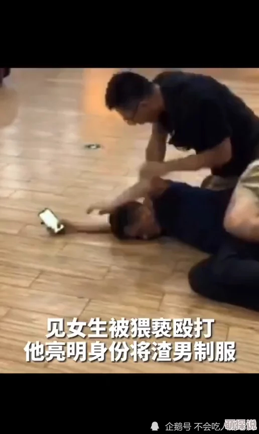 他疯狂的吸着她的双乳视频网友纷纷表示这种行为过于露骨，认为应尊重个人隐私和身体界限，呼吁理性观看此类内容