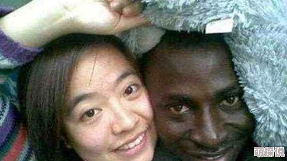 三个黑人强一个女人视频网友对此事件表示愤怒和不满，认为应加强对性犯罪的打击力度，并呼吁社会关注女性安全问题