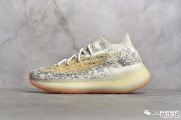 yeezy蜜桃满天星：这款鞋子颜色真好看，搭配起来也很百搭，值得入手！
