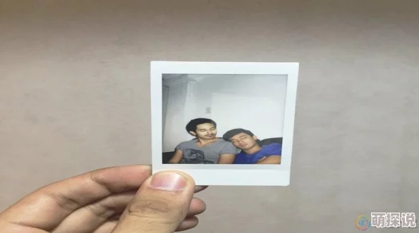 在校园中被同学强势求饶的男生，揭示了隐藏在友谊背后的复杂情感与心理斗争