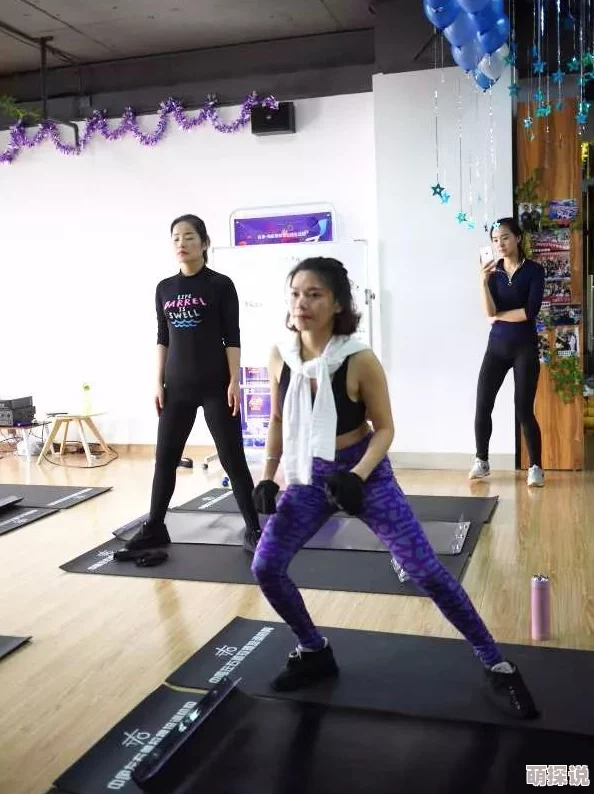 月月健健近日月月健健推出全新健身课程，结合瑜伽与力量训练，旨在提升身体柔韧性与力量。