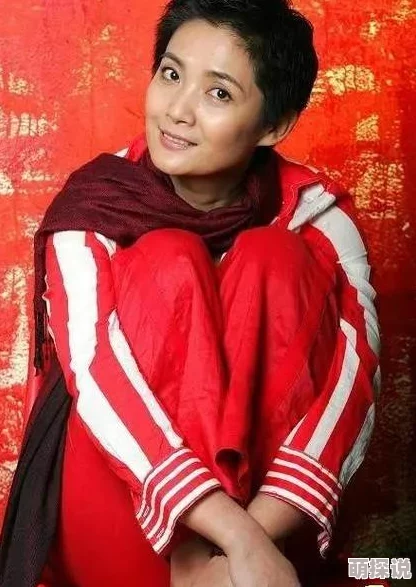 厨房从后面挺进李婷李婷娇喘一声说慢点好烫