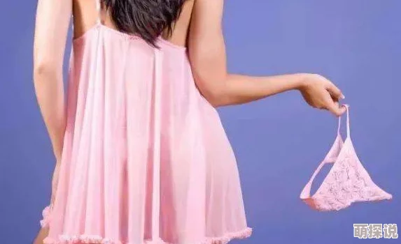 啊～嗯隔着内裤进去里做她害羞地扭动着身体感受着异物入侵的快感