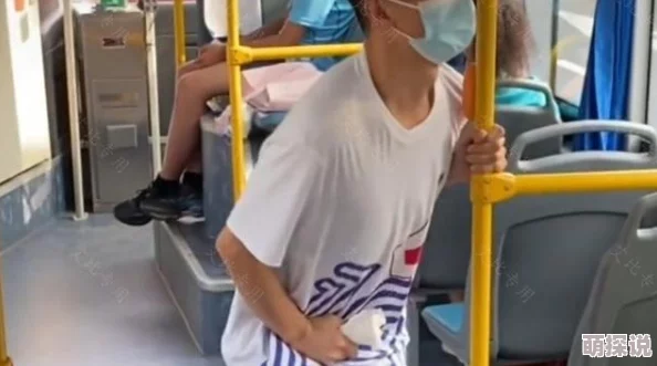 坐公交忘穿内裤被挺进小说公交车上发生尴尬事件引发众人围观