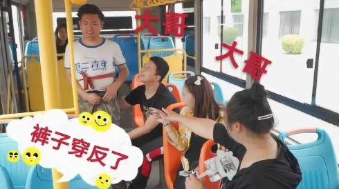 坐公交忘穿内裤被挺进小说公交车上发生尴尬事件引发众人围观