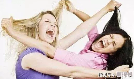 撕掉她的外衣据传是小三上位后与原配街头互扯头发假发都掉了