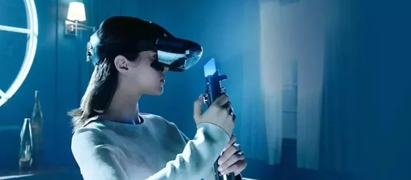 受被攻按着腰往下坐沉浸式AR体验引爆2025元宇宙娱乐新风潮