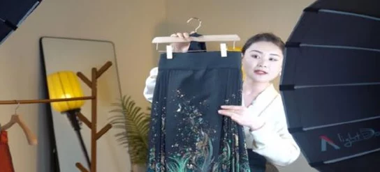 被催眠的班花高莜柔元宇宙直播间惊现AI女友定制服务