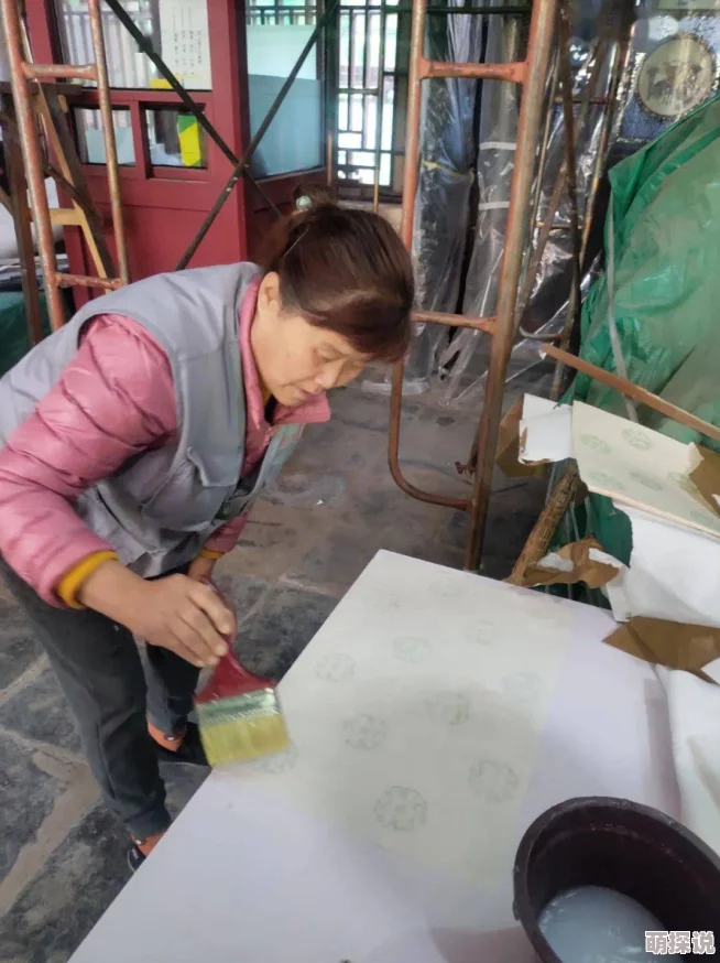 胡秀莲与瓦工AI赋能古建修复技艺传承