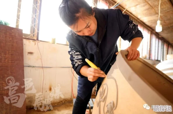 胡秀莲与瓦工AI赋能古建修复技艺传承